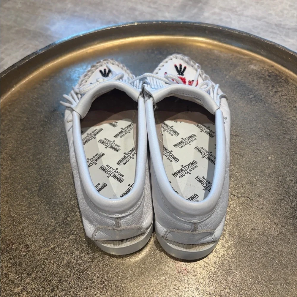 Minnetonka Beaded Leather Moccasins – White | Size 6